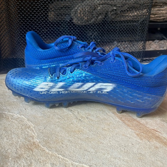 Under armor, size 9 blue football cleats. Been worn less than 10 times .No holes - Picture 2 of 4